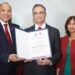 Otorgan reconocimiento como profesor meritísimo al juez presidente del TSE
