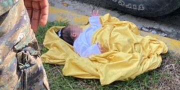 Abandonan bebé frente a Medio Ambiente