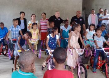 Federación de Capellanes entrega a niños Donativos en Yamasá