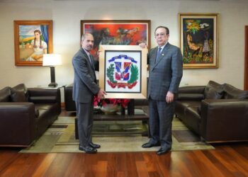 Efemérides Patrias reconoce con símbolos al gobernador del Banco Central