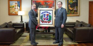 Efemérides Patrias reconoce con símbolos al gobernador del Banco Central