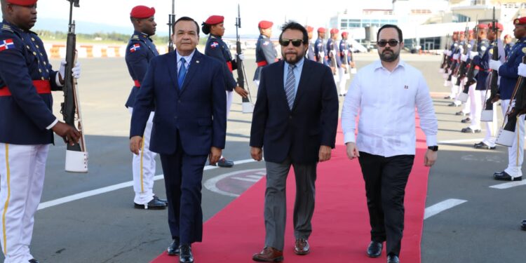 Arriban a RD primer ministro de Belice John Briceño y vicepresidente de El Salvador, Felix Ulloa, para participar en la LVI reunión del SICA