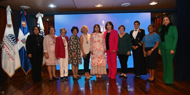 Ministerio de la Mujer destaca trayectoria de mujeres meritorias en libros y documentales