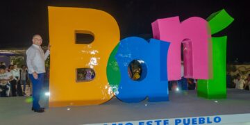 Alcalde Santo Ramírez inaugura plaza de la identidad banileja