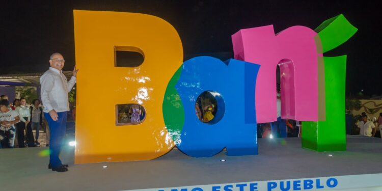 Alcalde Santo Ramírez inaugura plaza de la identidad banileja