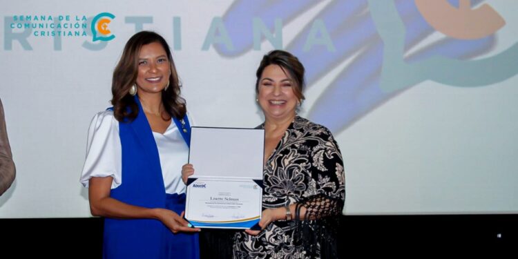 ADOCOC reconoce comunicadora Lissette Selman