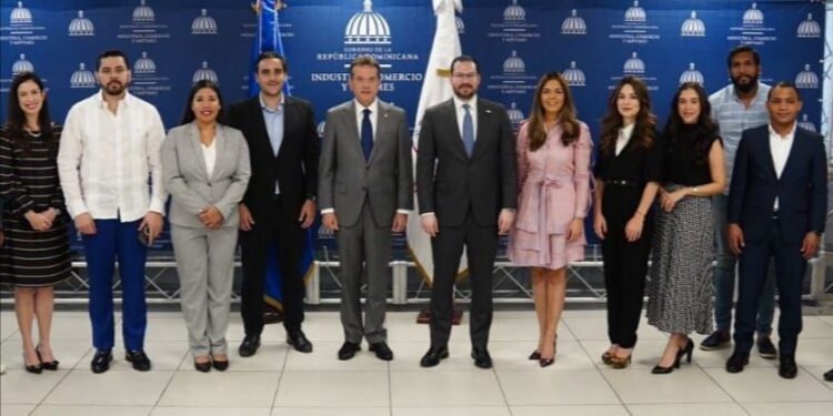 MICM y ANJE capacitan a jóvenes emprendedores de Santiago