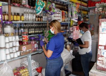 Pro Consumidor y CECCOM inician operativo preventivo para impedir venta de alcohol falsificado