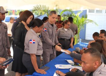 Miembros policiales reciben bono navideño 2022 en sede del palacio de la institución