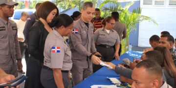 Miembros policiales reciben bono navideño 2022 en sede del palacio de la institución