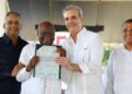 Presidente Abinader entrega títulos de propiedad en Haina