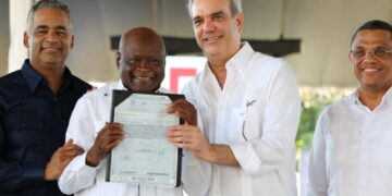 Presidente Abinader entrega títulos de propiedad en Haina
