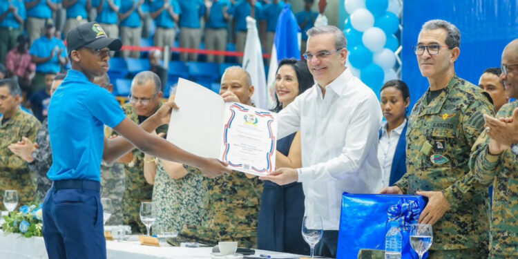Presidente Abinader encabeza graduación de programa del Servicio Militar Voluntario