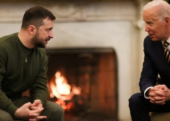 Biden pide una "Paz justa" para Ucrania y destaca liderazgo de Zelensky