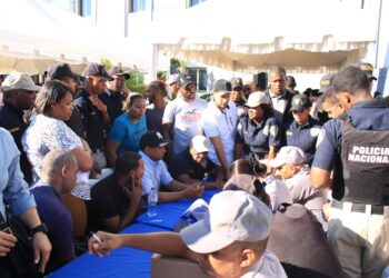 Agentes policiales continúan recibiendo Bono Navideño en el palacio de la institución