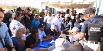 Agentes policiales continúan recibiendo Bono Navideño en el palacio de la institución