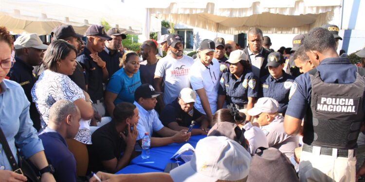 Agentes policiales continúan recibiendo Bono Navideño en el palacio de la institución