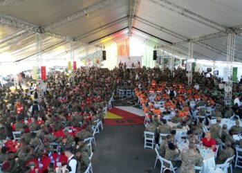 El Presidente Luis Abinader almuerza con miembros del Ejército en el Campamento Militar “16 de Agosto” ERD