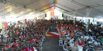 El Presidente Luis Abinader almuerza con miembros del Ejército en el Campamento Militar “16 de Agosto” ERD