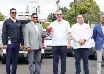 Presidente Abinader entrega 58 vehículos al SNS en sede del Sistema 9-1-1