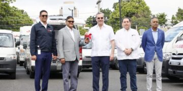 Presidente Abinader entrega 58 vehículos al SNS en sede del Sistema 9-1-1