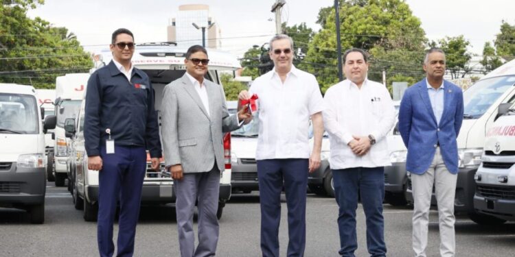 Presidente Abinader entrega 58 vehículos al SNS en sede del Sistema 9-1-1