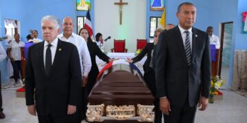 Senadores realizan guardia de honor en funeral del exsenador Francisco Jiménez Reyes