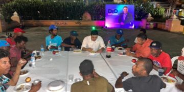 El Pastor Dio Astacio realiza cena con transeúntes y limpiabotas de Santo Domingo Este