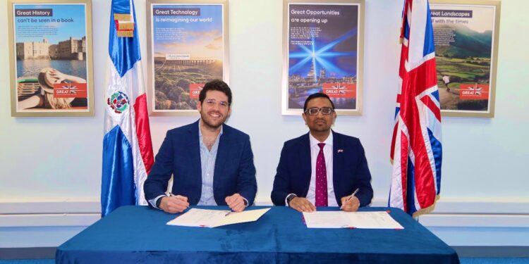 Embajada británica en RD anuncia apoya programas educación del sargazo a Fundación Terra & Marre