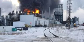 Al menos dos personas murieron tras una fuerte explosión en una refinería rusa