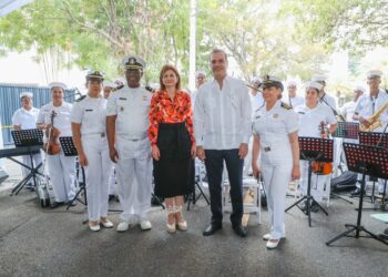 Presidente Abinader y vicepresidenta Raquel Peña comparten con vecinos de la Casa Presidencial de Santiago
