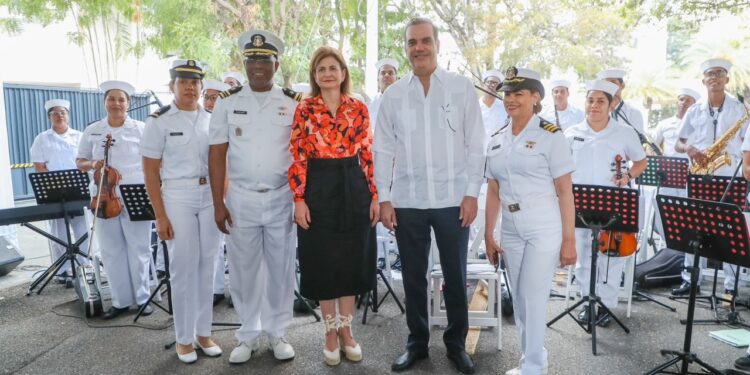 Presidente Abinader y vicepresidenta Raquel Peña comparten con vecinos de la Casa Presidencial de Santiago