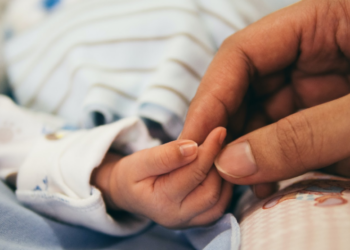 Policía Nacional rescata recién nacido, cuya madre lo dejó abandonado en unos solares en Barahona