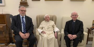 Vaticano: Benedicto en condición estable, participó en misa