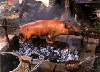 Ciudadanos se preparan para cena fin de año; baja precio carne de cerdo