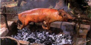 Ciudadanos se preparan para cena fin de año; baja precio carne de cerdo