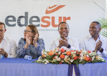 Edesur inaugura cuatro proyectos de electrificación en Las Matas de Farfán