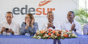 Edesur inaugura cuatro proyectos de electrificación en Las Matas de Farfán