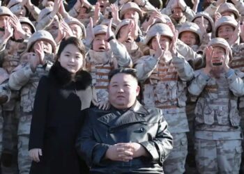 Corea del Norte prohíbe la risa, el alcohol y los cumpleaños durante una semana por el luto por Kim Jong Il