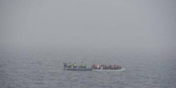 Al menos tres muertos al volcar un bote de migrantes en el Canal de la Mancha