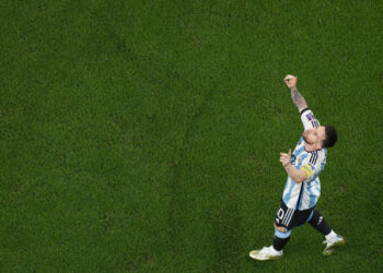 Otro gol de Messi y Argentina desembarca en cuartos en Qatar