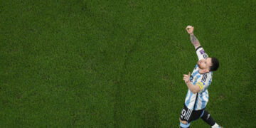 Otro gol de Messi y Argentina desembarca en cuartos en Qatar