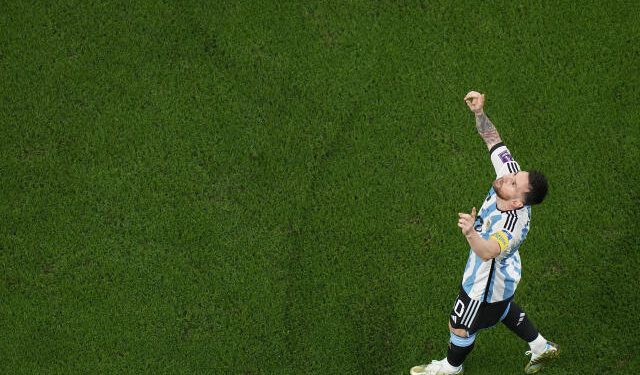 Otro gol de Messi y Argentina desembarca en cuartos en Qatar