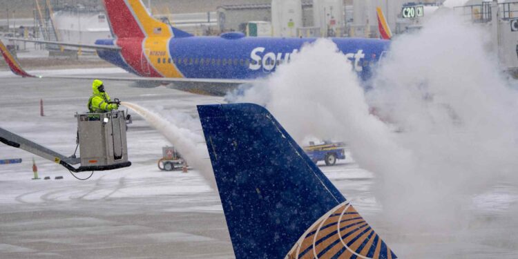 Caos en Estados Unidos previo a la Navidad: Más de 5.000 vuelos cancelados por la tormenta invernal Elliott