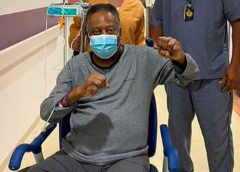 Familiares de Pelé lo acompañan en el hospital en la víspera de Navidad