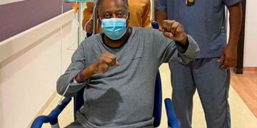 Familiares de Pelé lo acompañan en el hospital en la víspera de Navidad