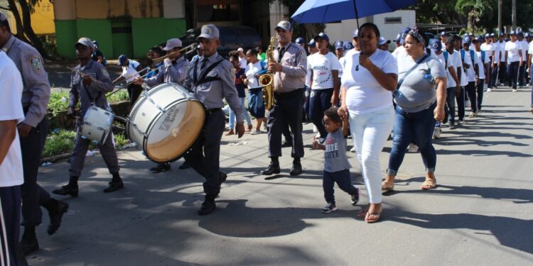 Policías Juveniles Comunitarios recorren calles de SDE promoviendo los valores