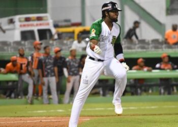 Jonrón de Rainer Núñez decide triunfo de Estrellas sobre Águilas