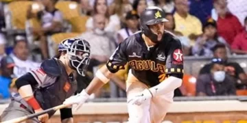 Águilas vencen a los Gigantes con batazo decisivo de Ramón Torres en el décimo