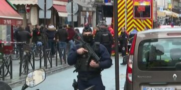 Pánico y muerte en París: Tiroteo en un concurrido barrio dejó dos fallecidos y cuatro heridos